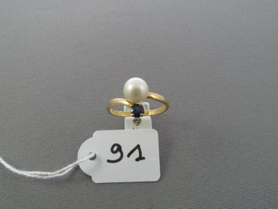 une photo d'une bague ornée d'une perle
