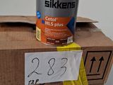 un pot de peinture posé sur une boîte avec une étiquette de prix