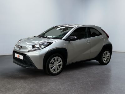 La Toyota C-HR est garée dans une pièce aux murs blancs