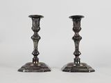paire de chandeliers anciens en argent sur fond blanc