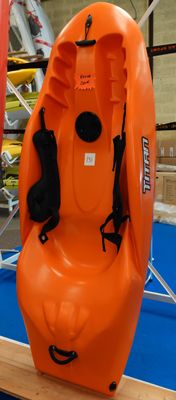 un kayak orange posé sur une table bleue