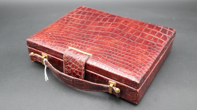 Petite valise de voyage en croco marron dans le goût d’HERMES. Bo...