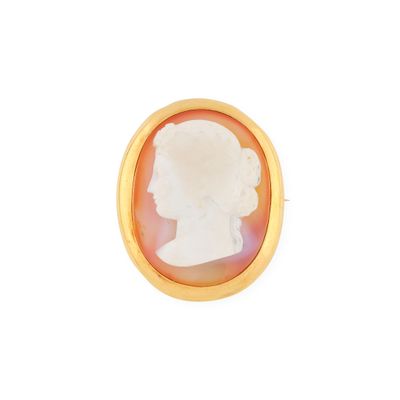 gros plan d'une bague en or avec un camée représentant une femme