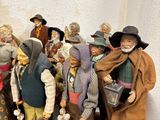 de nombreuses figurines représentant des personnes debout sur une table