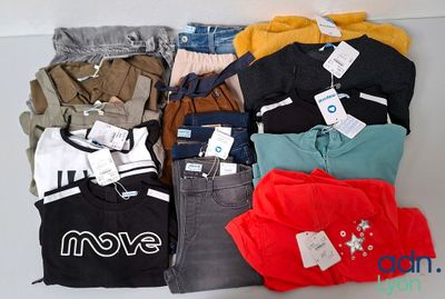 un tas de vêtements posés sur une table