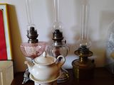une petite table sur laquelle se trouvent une théière, une bougie et d'autres objets