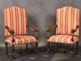paire de fauteuils français du XIXe siècle en noyer sculpté