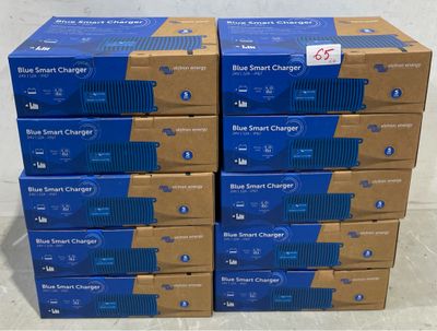 quatre boîtes de chargeurs Smart bleus sont empilées les unes sur les autres