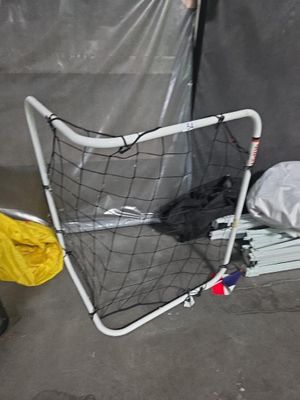 un but de foot avec un filet, installé dans un coin de la pièce