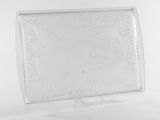 une image représentant une assiette en verre transparent ornée d'un motif floral