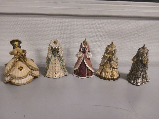 Lot de 4 figurines de mode en résine et une en coquillage