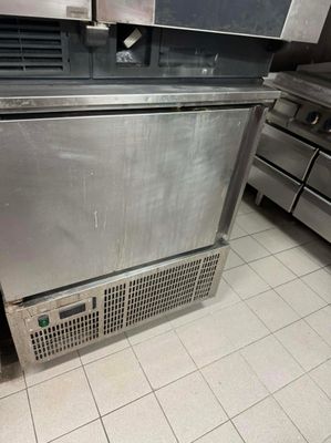 un réfrigérateur en acier inoxydable au milieu d'une cuisine