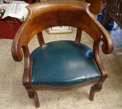 une chaise en bois avec une assise en cuir bleu dans une pièce