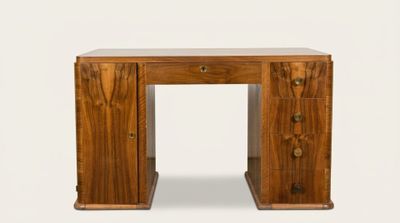 une image représentant un bureau en bois muni de tiroirs
