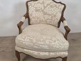 une chaise ornée d'un motif floral dans une pièce