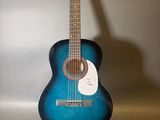 une guitare posée sur un support dans une pièce