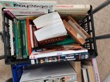 un panier rempli de livres posé sur une chaise