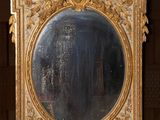 un miroir accroché au mur d'une pièce