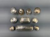 beaucoup d'objets en argent qui se trouvent sur la table