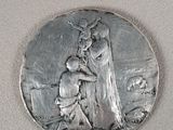 une image représentant une médaille d'argent sur laquelle figurent une femme et un enfant