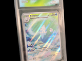 une carte Pokémon exposée dans une vitrine transparente