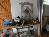 une photo d'un garage avec un établi et des outils à l'intérieur