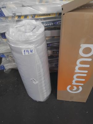 une pile de cartons et un gobelet en plastique par terre