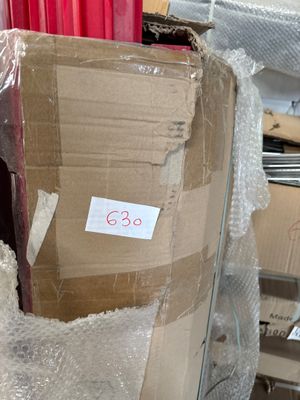 une boîte emballée dans du plastique et posée sur un carton