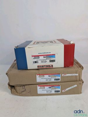 trois boîtes empilées sur une table