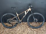un vélo posé sur un tas de copeaux de bois