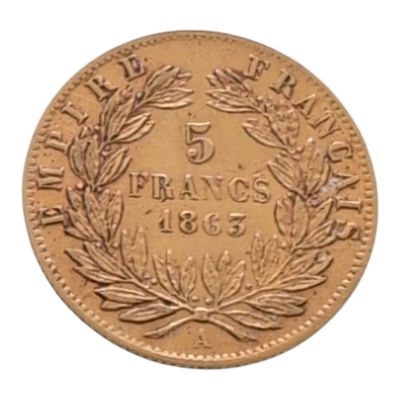 un gros plan d'une pièce de monnaie ornée d'une couronne
