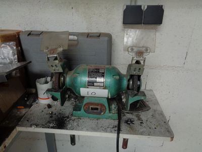 une machine posée sur une table dans une pièce