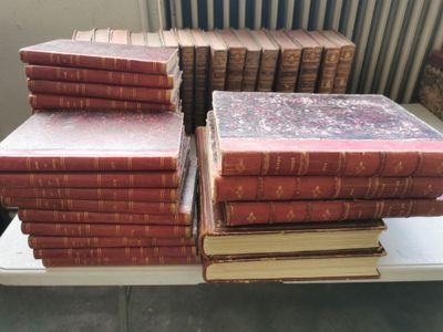 une pile de livres empilés les uns sur les autres sur une table