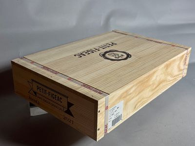 une boîte en bois portant une étiquette