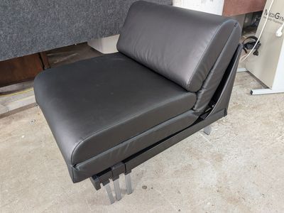 un fauteuil en cuir noir qui se trouve dans une pièce