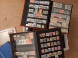 beaucoup de timbres dans un album posé sur une table