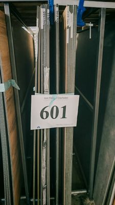 de nombreux poteaux métalliques qui se trouvent dans une pièce