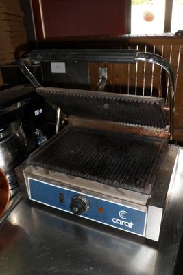 une photo d'un barbecue posé sur un plan de travail