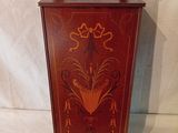 un petit meuble en bois orné d'un motif décoratif