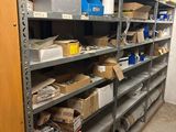 une pièce où se trouvent de nombreuses étagères sur lesquelles sont empilées des boîtes, encore et encore