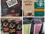 Plusieurs types de paquets de café sont exposés dans un magasin