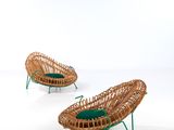 paire de chaises longues en rotin avec des coussins verts sur fond blanc