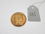 gros plan d'une pièce d'or portant une étiquette de prix