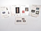 plusieurs livres d'art et de design exposés sur une surface blanche