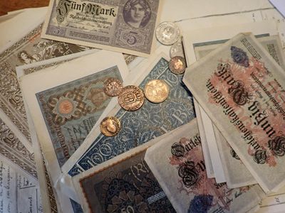 une liasse de vieux billets posée sur une table