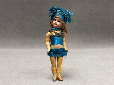 Grande Mignonette en biscuit et composition.