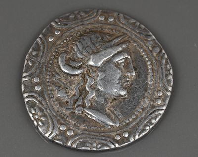 gros plan d'une pièce d'argent sur laquelle figure une femme