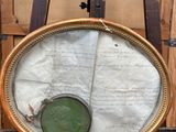 un miroir posé sur un chevalet en bois devant un mur