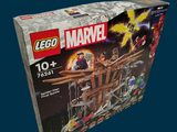 une boîte de Lego posée sur une table