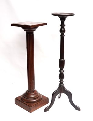 paire de bougeoirs anciens en bois avec des socles tournés